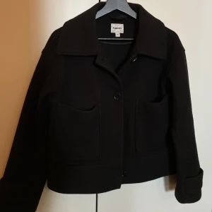 Kappahl jacka - Säljer denna fina kappan/jackan från Kappahl, köpt förra hösten men inte använd speciellt mycket. Lite nopprig därav priset, går säkert att fixa om man vill! Nypris 899 💞