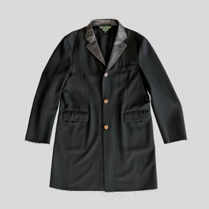 COMME des GARÇONS Homme Plus Evergreen Coat - Comme des Garçons Homme Plus Evergreen  Storlek S, passar som en M  Tunn yllerock 100% ull Läderkrage Made in Japan  Evergreen var en subline till Homme Plus som introduceras 2005 som numera är upphörd.   I mycket bra skick, minimala tecken på användning