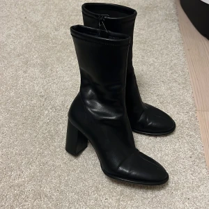 Stövletter i stl 38 - Svarta stövletter med klack i stl 38. Fint skick använt skorna vid 3 tillfällen. 