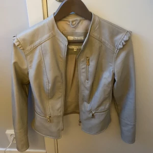 Three Sixty Five - Säljer en super snygg jacka från Three Sixty Five. Har inte kommit till användning på länge men har använts max 5 gånger, ordinarie pris 799kr. Kom privat för frågor!💗