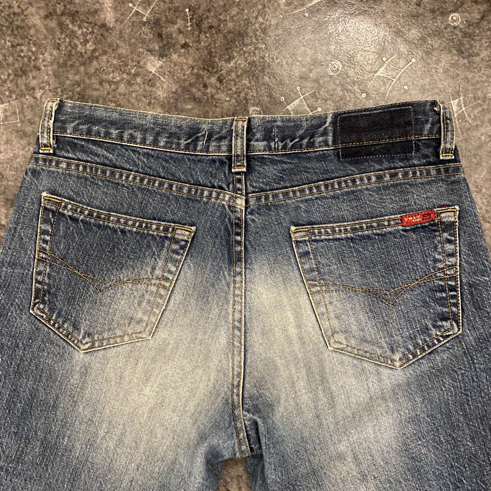 Lågmidjade Bootcut jeans från only. Bra skick men slitningar längst ner på benet. Storlek w30 l32 men skulle säga dem är som en 26 och lite längre för att jag sprättat dem💐. Jeans & Byxor.