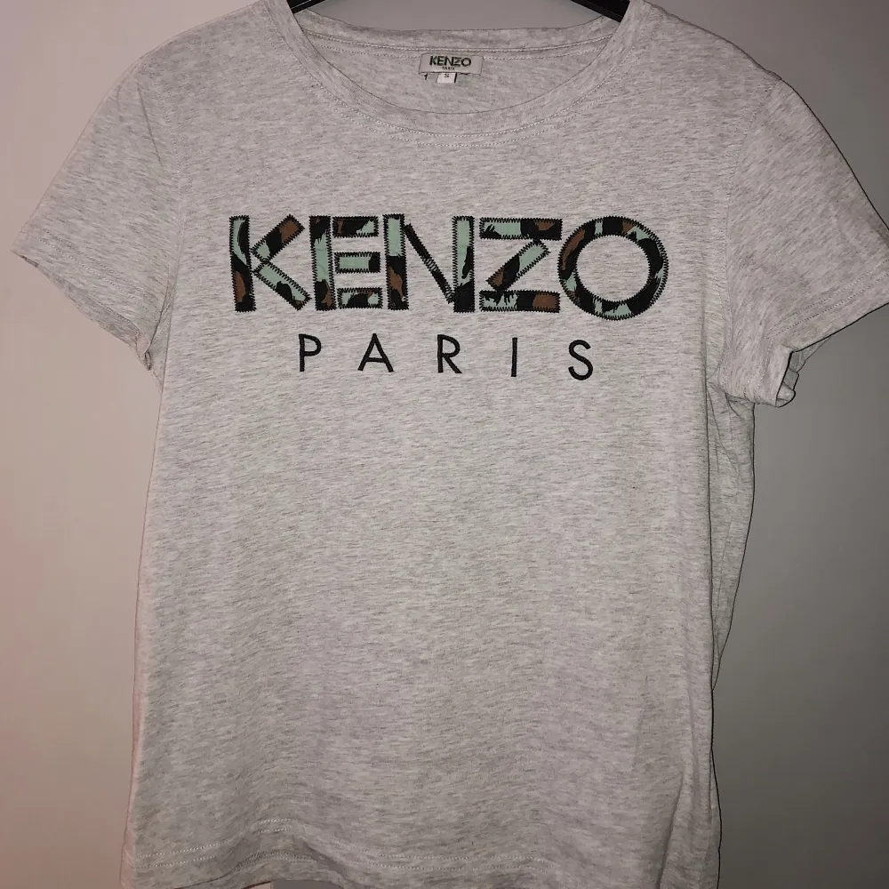 Kenzo tisha, inköpt på Jolina 🐯 — {Väldigt Bra Skick} — Märke: Kenzo — Material: 100% Bomull — Storlek S men rekommenderar till dem som bär XS då plagget är litet i storleken.. T-shirts.