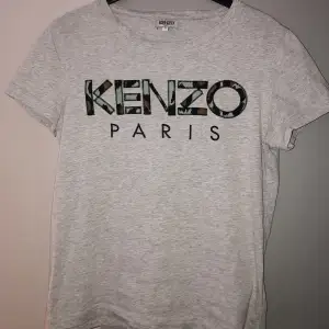 Kenzo tisha, inköpt på Jolina 🐯 — {Väldigt Bra Skick} — Märke: Kenzo — Material: 100% Bomull — Storlek S men rekommenderar till dem som bär XS då plagget är litet i storleken.