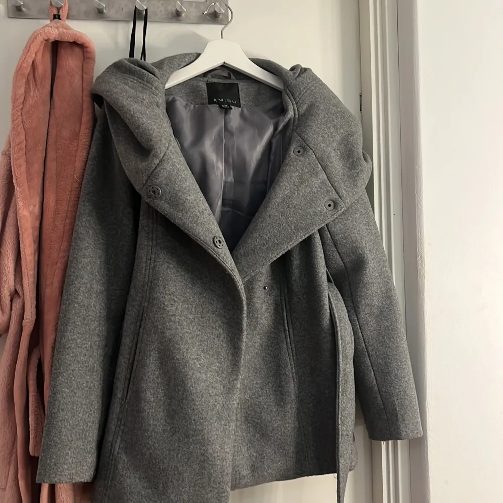 Säljer Dena gråa kappan super snygg använd en höst bra material håller en varm . Jackor.