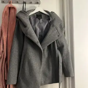 Säljer Dena gråa kappan super snygg använd en höst bra material håller en varm 