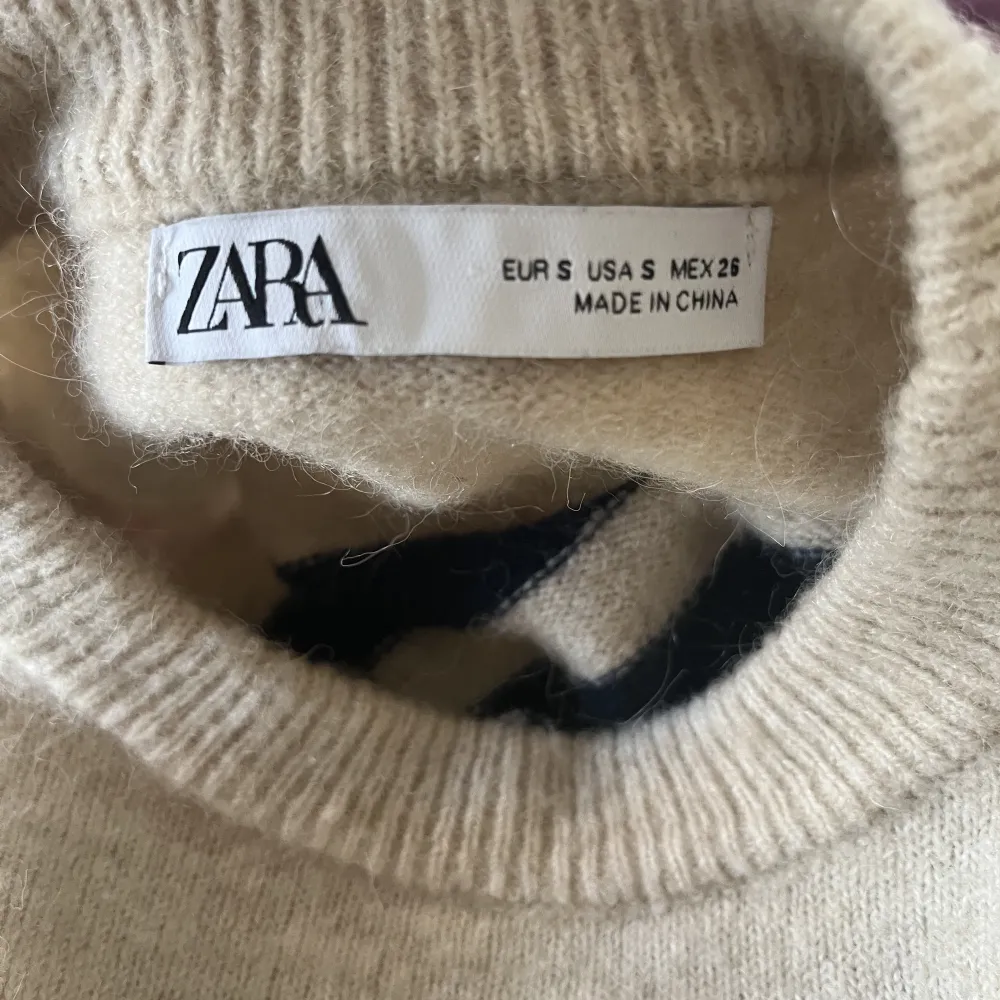 Super fin stickad tröja ifrån Zara med guld detaljer på ena axeln. Aldrig använda. . Stickat.