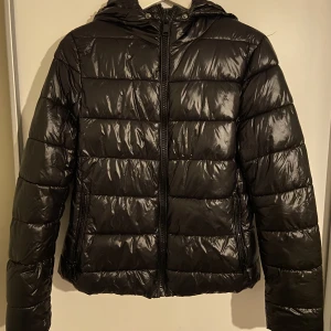 Höst/vinter jacka  - Dam höst/vinter jacka från Zara i toppskick, knappt använd. Storlek small, men passar även en Xs.