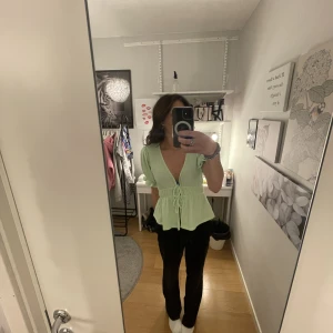Blus - Fin grön blus från gina tricot med knyten där fram. Puff ermar och lite lätta volanger där nere 💚 Använd fåtal gånger 