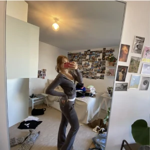 Juicy couture set - Mörkgrå juicy set. Köpte här på Plick men var för kort på mig som är 173cm. ÄLSKAR färgen!!!😍😫