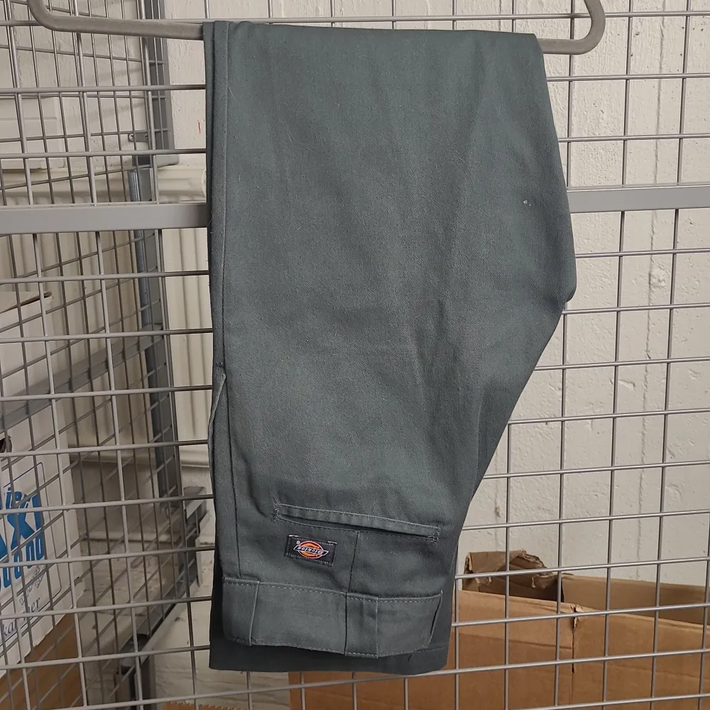 Gråa dickies i fint skick strlk 29x32. Jeans & Byxor.