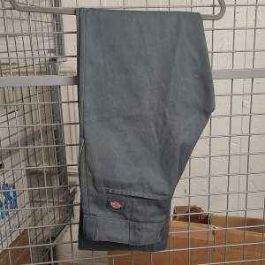 Gråa dickies i fint skick strlk 29x32