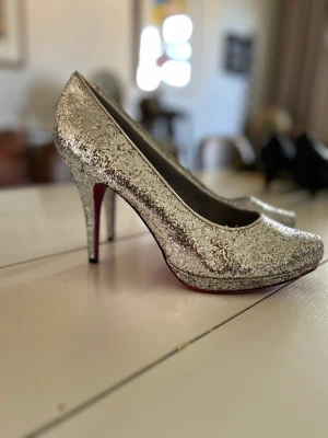 Glittriga skor med höga klackar - Klackar 12 cm, silverglittriga