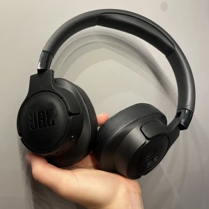 JBL - Hörlurar  - Säljer dessa jätte snygga JBL hörlurar som endast blivit använda fåtal gånger. De fungerar och ser ut precis som nya. Har dock tappat bort box.  Nypris 790 kr Kan tänka mig ändra pris vid snabb affär 💖 
