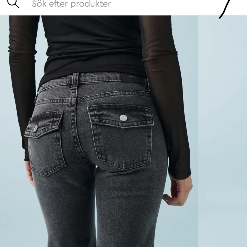 Low waist jeans ifrån Gina tricot, säljer då dom är för långa och lite för stora🫶köpt för 500 men säljer för 400 då endast använt få gånger och inga defekter💕öppen för andra prisförslag vid snabb affär. Jeans & Byxor.