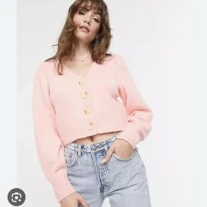 Rosa kofta other stories  - Säljer den här rosa koftan från other stories som jag tidigare köpt från Plick. Skriv i dm för privata bilder