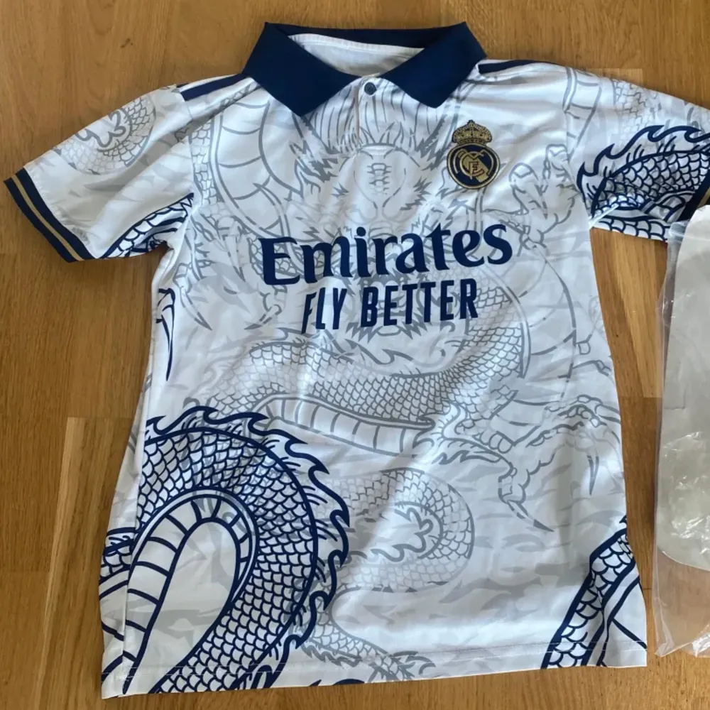 Säljer min real Madrid fotbollströja i storlek xs den är i nytt skick den har Inga hål eller defekter. T-shirts.