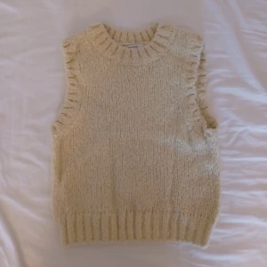 & Other Stories stickad väst - Ljusgul stickad väst från & Other Stories i storlek XS. 38% polyamid, 36% ull, 26% alpacka. Superfint skick.