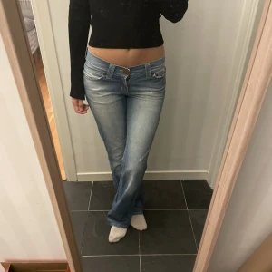 Lågmidjade jeans💖 - Säljer ett par ljusblåa jeans med jätte söta blommiga detaljer på bakfickorna, det är bara att fråga för mer bilder eller annat!💖