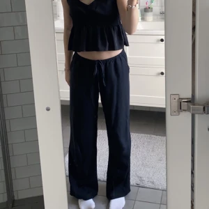 Linnebyxor  - Säljer mina svarta populära linnebyxor ifrån HM. De passar mig som är 158cm😇