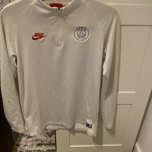 Vit Psg kofta  - Säljer en vit Paris saint German träningskofta för ett mycket bra pris med tanke på tröjans fina skick, tröjan är i storlek s