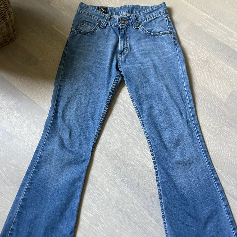 Low waist jeans ifrån Lee. För små för mig som har 34/36 i jeans. Finns ingen storlek på de men skulle säga att de är 32. Säljer för 250kr + frakt . Jeans & Byxor.