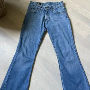 Low waist jeans ifrån Lee. För små för mig som har 34/36 i jeans. Finns ingen storlek på de men skulle säga att de är 32. Säljer för 250kr + frakt 