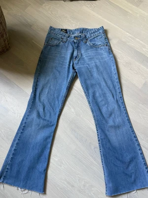 Low waist jeans  - Low waist jeans ifrån Lee. För små för mig som har 34/36 i jeans. Finns ingen storlek på de men skulle säga att de är 32. Säljer för 250kr + frakt 