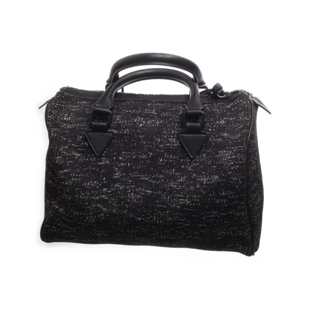 Säljer denna fina glitter väska ifrån zara💞💞💞använt ett få antal gånger och inga tecken på användning💞💞. Väskor.