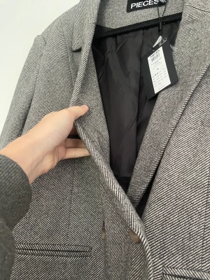 Ny pieces  - Helt ny kavaj  Ny pris 749kr Storlek M Tryck ej på köp nu utan KONTAKTA mig först