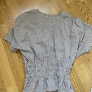 Supersöt tröja från hm som tyvär inte kommer till användning 💞den är lite grå beige
