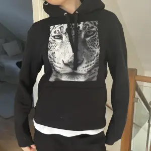 Snygg svart hoodie med tryck från cool elephant. 