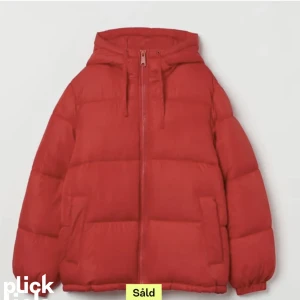 Hm jacka - Säljer min fina röda jacka från hm. Nyskick, storlek S. 200kr🥰