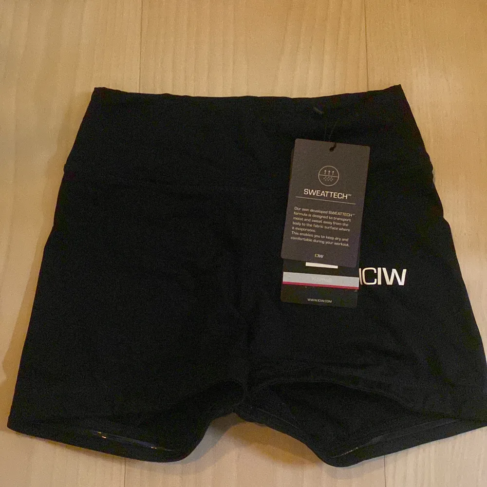 Helt oanvända träningsshorts från ICIW. Slutsålda på hemsidan. . Shorts.
