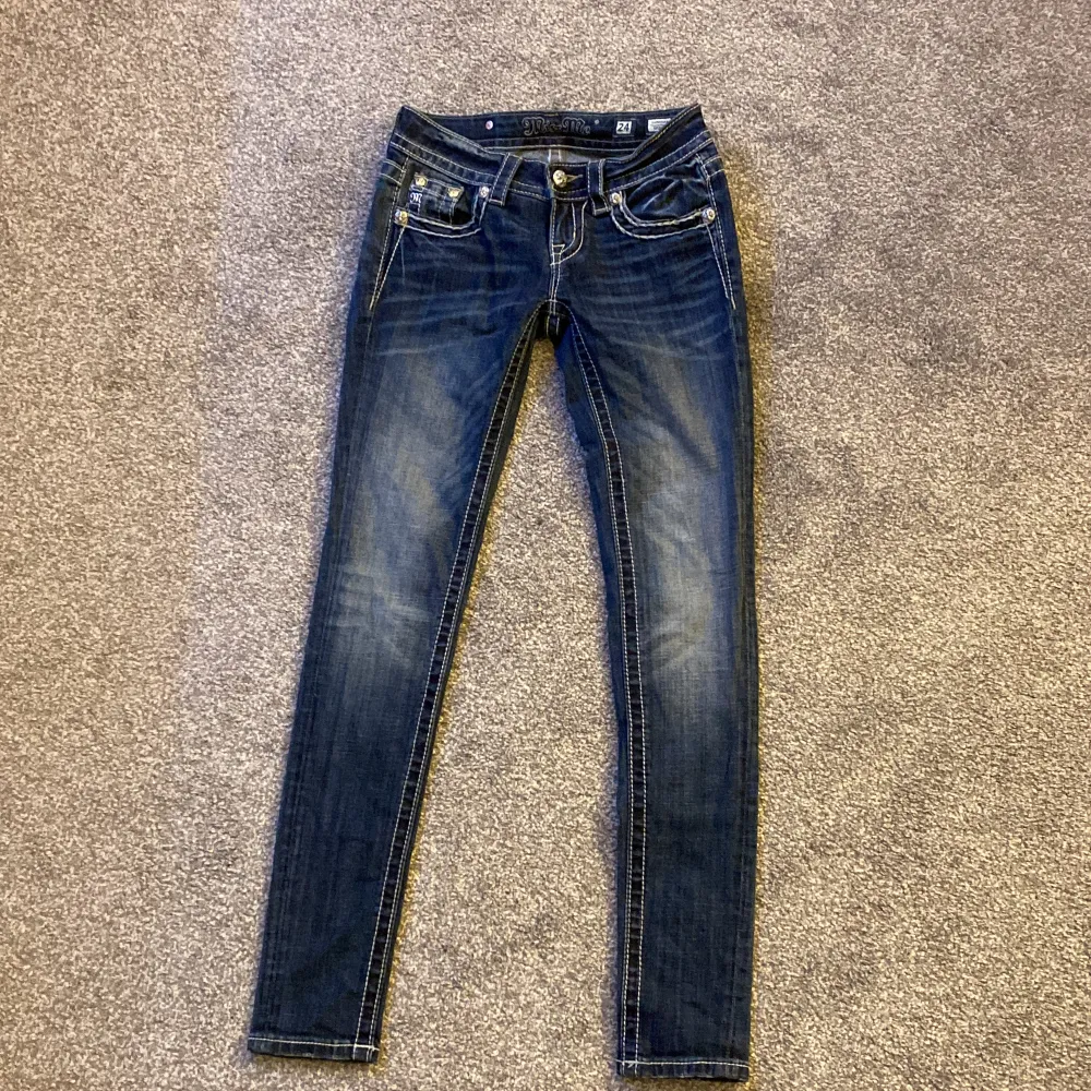 Säljer dessa superfina jeans från miss me som knappt är använda och går inte längre att få tag på💞De är i storlek 24 (EU 32). Men de är dock smala i benen.   Midjemått: 70cm runt om. Innerbenslängden: 77,5cm Går ej ned mer i pris . Jeans & Byxor.