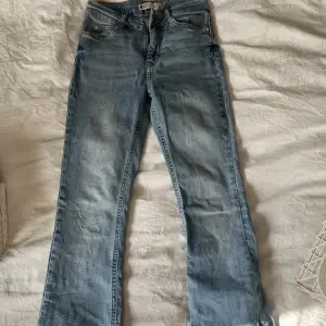 Bootcut jeans med slits. Sliten kan längst ner (bild 3). Stl xs petite 