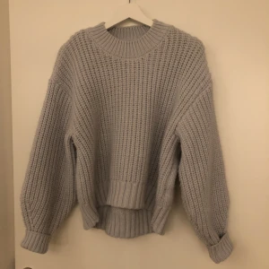 Stickad tröja - Sååå skön och mysig tröja i färgen blå från H&M, inköpt för ca 2 år sedan.  Storlek Small, men passar även Medium❤️ Tröjan är som ny!  Skriv gärna vid frågor😊 Köparen står för eventuella fraktkostnader ❤️