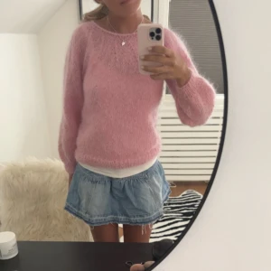 Tröja - Suuper söt rosa handstickad tröja ifrån london. Jätte fluffig och nice till sommaren med ett par jeansshorts💖