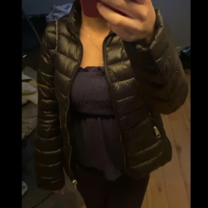 Jacka - Säljer denna fina jacka som passar till allt nu i höst, jätte fin men jag har en annan höst jacka. Kom privat för fler bilder. 💕💕