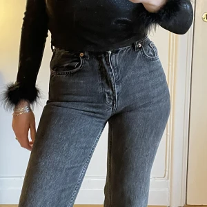 Zara jeans  - Fina, raka jeans från zara! Använda men i fint skick :) Jag är en XS/171!