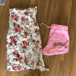 Blommig kjol med liten slits Rosa shorts