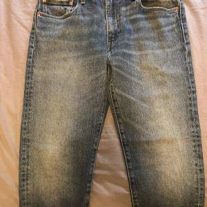 Snygga och smått Loose Levis jeans som är storlekarna W32 och som L30