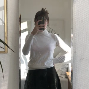 Polotröja - Fin polotröja från uniqlo i 100% ull. Stl. S Varm och skön till höst och vinter.  Två små hål längst fram, men de syns inte på🦋