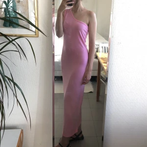 Maxiklänning - Rosa balklänning från Vila. Aldrig använd! Stl S men passar för M också💓