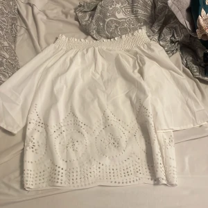 off shoulder 3kvarts tröja  - jätte söt somrig vit tröja som är så fin!