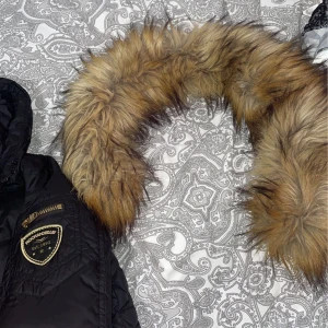 Vinterjacka  - Hej, säljer min rock and blue jacka som är köpt förra året. Säljer inte den på grund av något speciell anledning vill bara ha en ny jacka detta år. Jackan har inga skador och ser helt ny ut, pris kan diskuteras💕