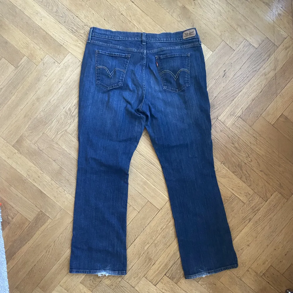 Mörkblå bootcut flare jeans från Levis. Skriv för midjemått och andra mått om ni vill veta mer specifik! . Jeans & Byxor.