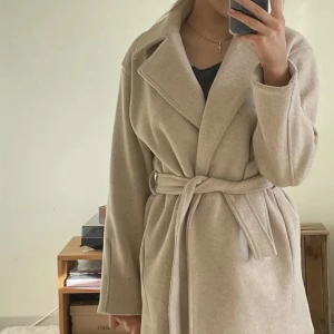 Beige kappa - Säljer nu denna populära kappan💕kom privat för frågor, priset kan diskuteras 