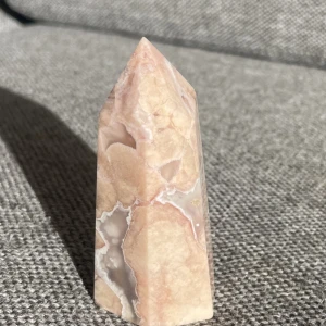 Blomsteragat torn - Ett superfint blomsteragat torn. Är något sne men knappt så att den syns Ca 8cm hög och 4-5cm bred:) 