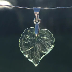 Halsbandshänge blad - Jättefint halsbandshänge av grönt löv/blad och silver hänge. Nytt oanvänt och handgjort🌺kontakta gärna vid frågor och för fler bilder ☺️🌸 Har fler smycken på min profil✨matchande örhängen till dessa finns🍃skriv innan köp☺️passar alla stilar!