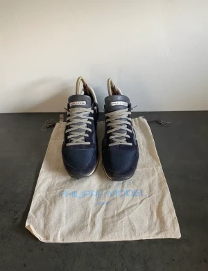 Philippe Model Skor - Säljer ett par fräscha Philippe Model skor. De är väl om händertagna och i 8/10 skick. Dustbag ingår också.